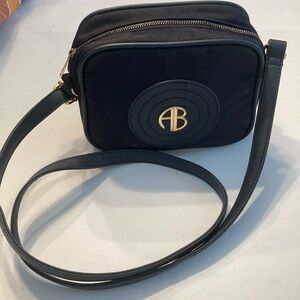 Elegant Black Crossbody Bag with Adjustable Strap